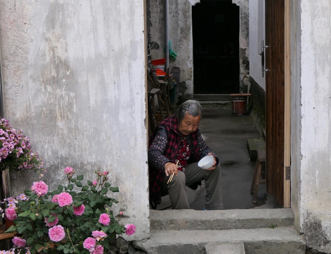 94-Year-Old Woman in Ancient Clothes Becomes Tourist Attraction