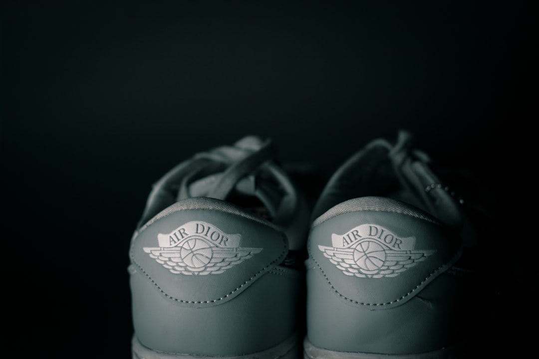 Best Travel Sneakers for Flights - Comfort & Style Guide