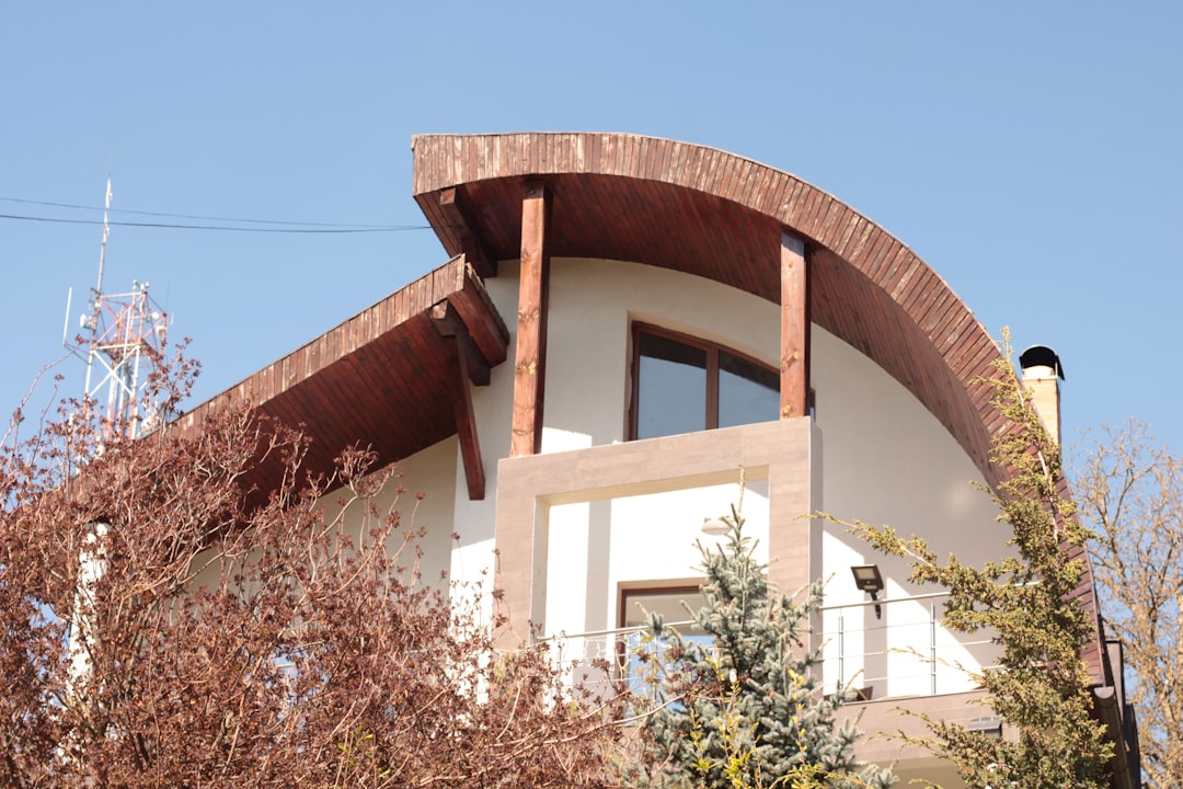 Cedar Shake Roof Repair Guide: Costs, Materials & Expert Tips