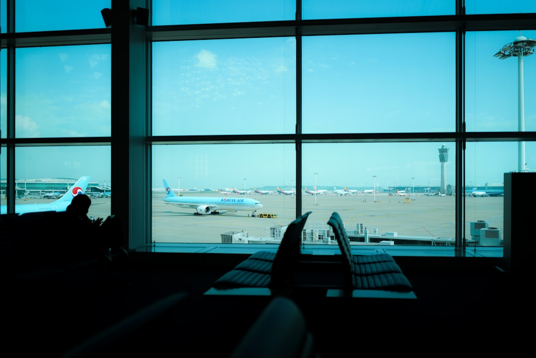 How Do Travel Agents Get Paid? Commission Models & Fees Explained