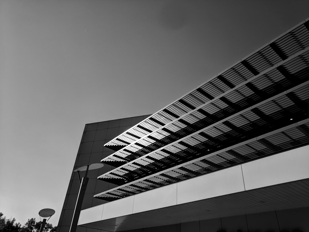 Laying Solar Panels Flat: Roof Integrity & Energy Efficiency Guide