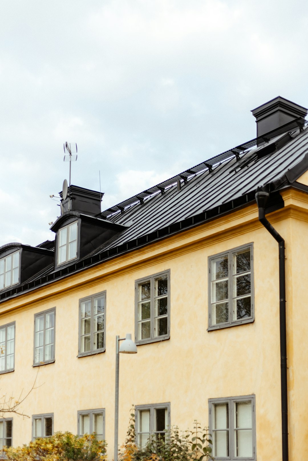 Rooftop Solar PV Installation: Roofing Contractor's Guide to Energy Savings